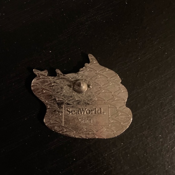 Sea world pin - Picture 2 of 2
